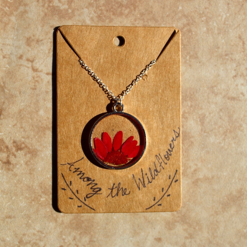 ‼️1 LEFT‼️ RED DAISY NECKLACE